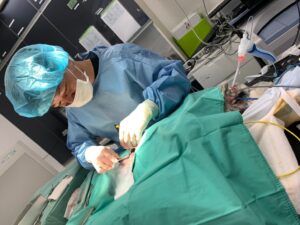 「救急手術中の筆者 Sohey」
